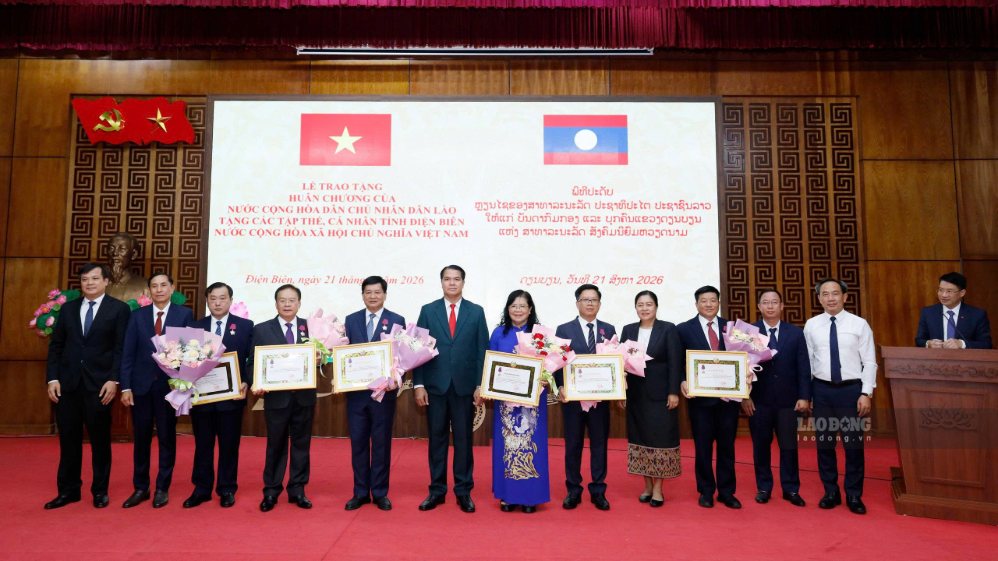 The Lao People's Democratic Republic has awarded Orders to collectives and individuals of Dien Bien province. Photo: Thanh An