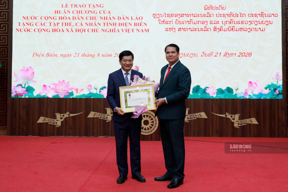 Thiếu tướng Pẻn Khăm - Bụt Chăn Pheng trao tặng Huân chương Ịt Sạ Lạ hạng III cho ông Lê Thành Đô - Phó Bí thư Thường trực Tỉnh ủy, Chủ tịch HĐND tỉnh Điện Biên. Ảnh: Thành An