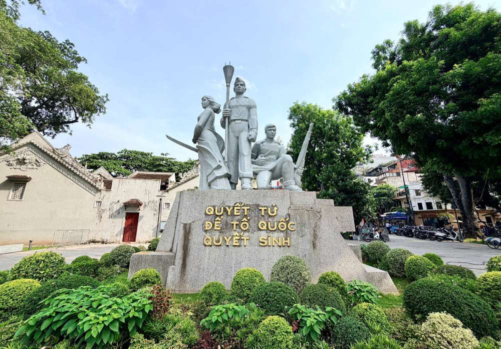 Statue of "Determined to die for the Fatherland to live" in the Ba Kieu temple grounds.