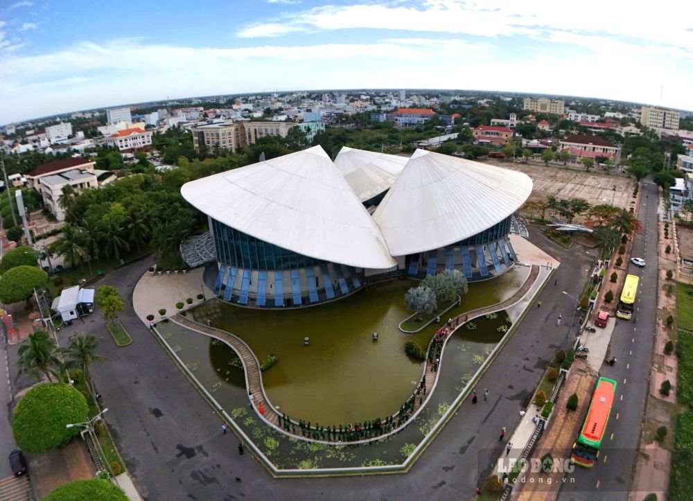 Nhà hát“Ba nón lá“, phường Bạc Liêu, tỉnh Cà Mau nơi diễn ra nhiều hoạt động nghệ thuật. Ảnh: Nhật Hồ.