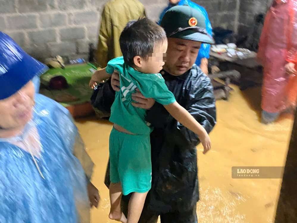 Officers and soldiers of the Military Command of Dong Kinh ward, Lang Son province support people in floods. Photo: Minh Ngoc