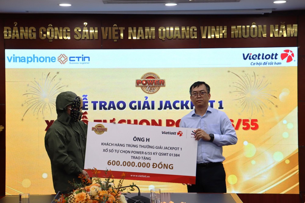Mr. H donated 600 million VND to implement social security activities through the Tam Tai Viet Fund. Photo: Vietlott
