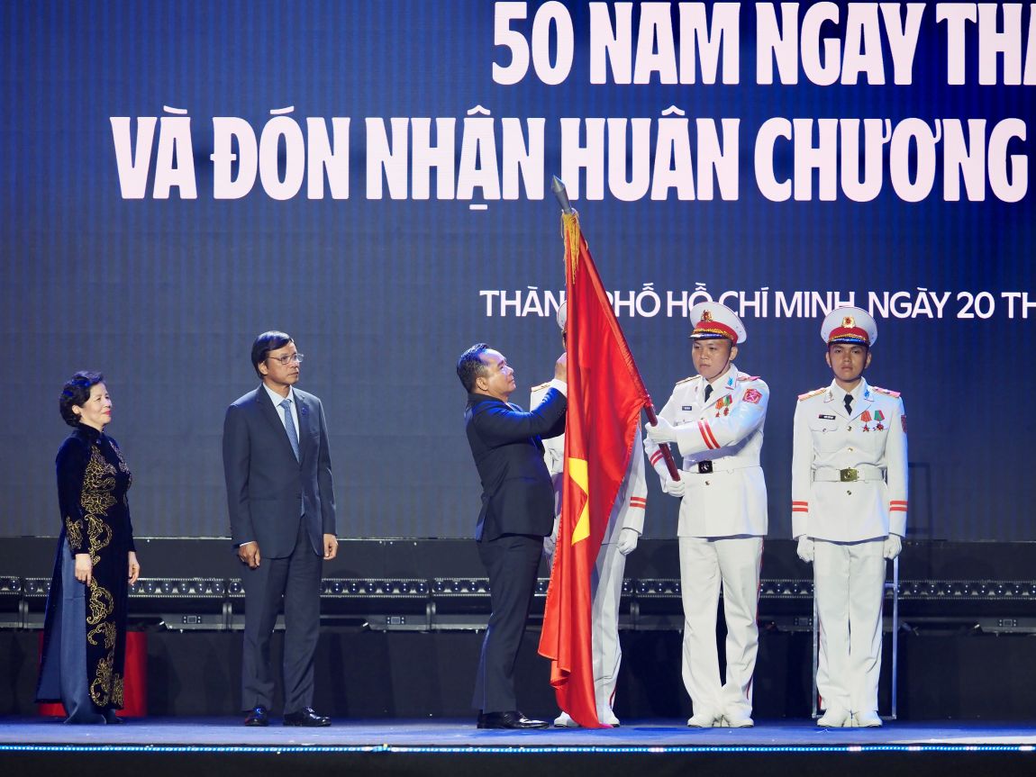 Mr. Nguyen Van Duoc, Member of the Party Central Committee, Deputy Secretary of the City Party Committee, Chairman of Ho Chi Minh City People's Committee awarded the First-class Independence Medal to Vinamilk. Photo: Vi Nam