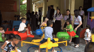 Supporting schools in difficult areas in Quang Tri. Photo: Han Nguyen