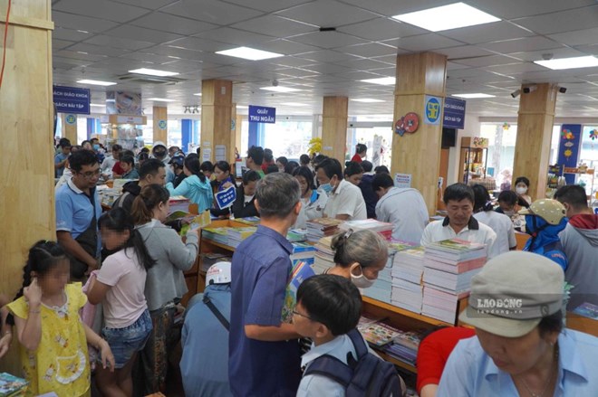 Phụ huynh, học sinh mua sắm sách giáo khoa, chuẩn bị cho năm học mới. Ảnh: Chân Phúc