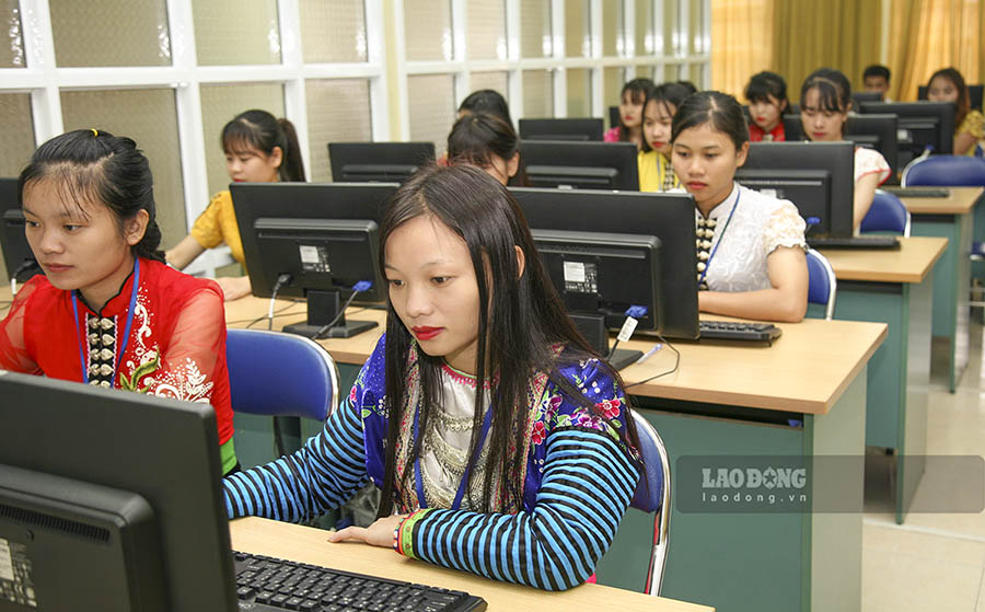 Sinh viên Trường Cao đẳng Sư phạm Điện Biên trong giờ tin học. Ảnh: Thanh Bình 