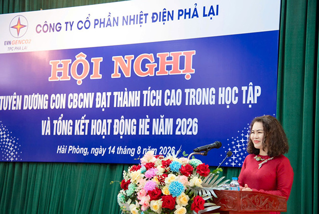 Bà Nguyễn Kim Thanh, Phó Chủ tịch Công đoàn Điện lực Việt Nam phát biểu tại Hội nghị. Ảnh: Thu Trang