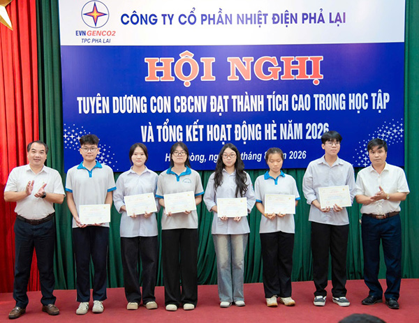 Excellent students are commended by Pha Lai Thermal Power Joint Stock Company. Photo: Thu Trang
