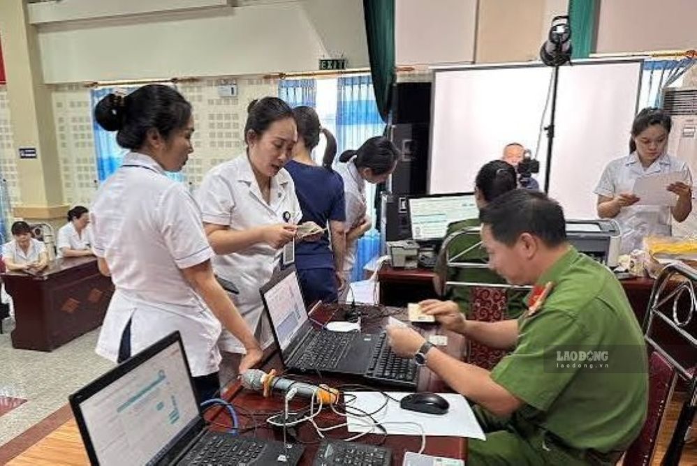 Thanh Hoa Police support VNeID updates at the Provincial General Hospital. Photo: Tran Lam