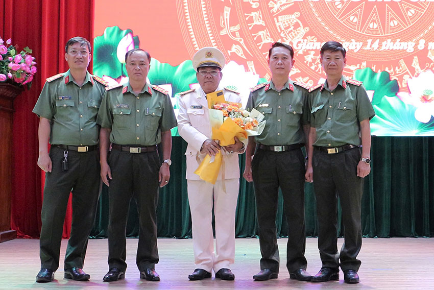 Đại tá Trần Trọng Toàn - Trưởng Công an phường Long Xuyên, trong buổi nhận quyết định điều động. Ảnh: Công an tỉnh An Giang
