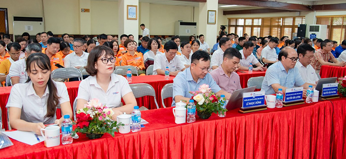 Các đại biểu nghe quán triệt về Nghị quyết Đại hội XIV Công đoàn Việt Nam. Ảnh: Thúy Trịnh