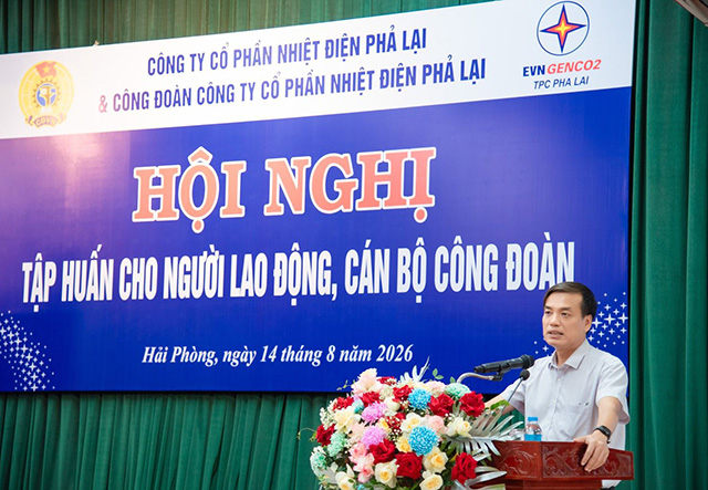 Mr. Uong Quang Huy - Vice Chairman of the Vietnam Electricity Trade Union provides training for trade union officials and employees of Pha Lai Thermal Power Joint Stock Company. Photo: Thuy Trinh