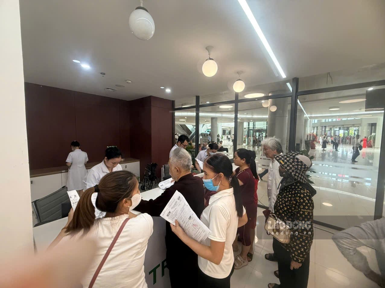 Instructions on changing the initial health insurance examination and treatment registration location. Photo: Ha Le