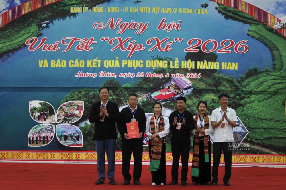 Lãnh đạo xã Mường Chiên trao Quyết định thành lập Câu lạc bộ Bảo tồn Lễ hội Nàng Han bản Mường Chiên. Ảnh: Trường Sơn