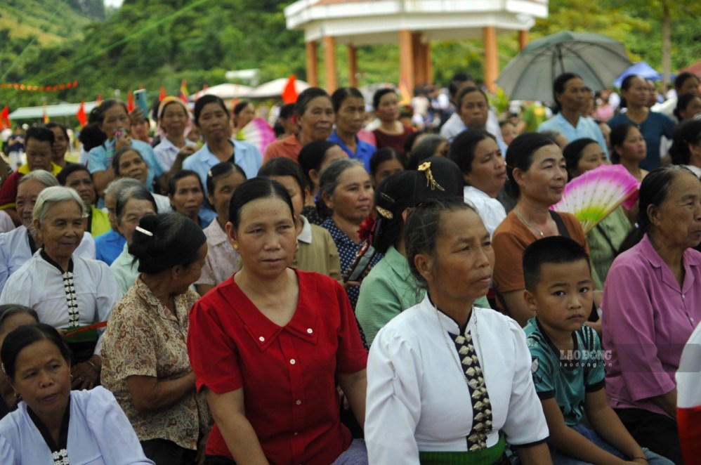 Chương trình văn nghệ tại Lễ hội được người dân quan tâm. Ảnh: Trường Sơn
