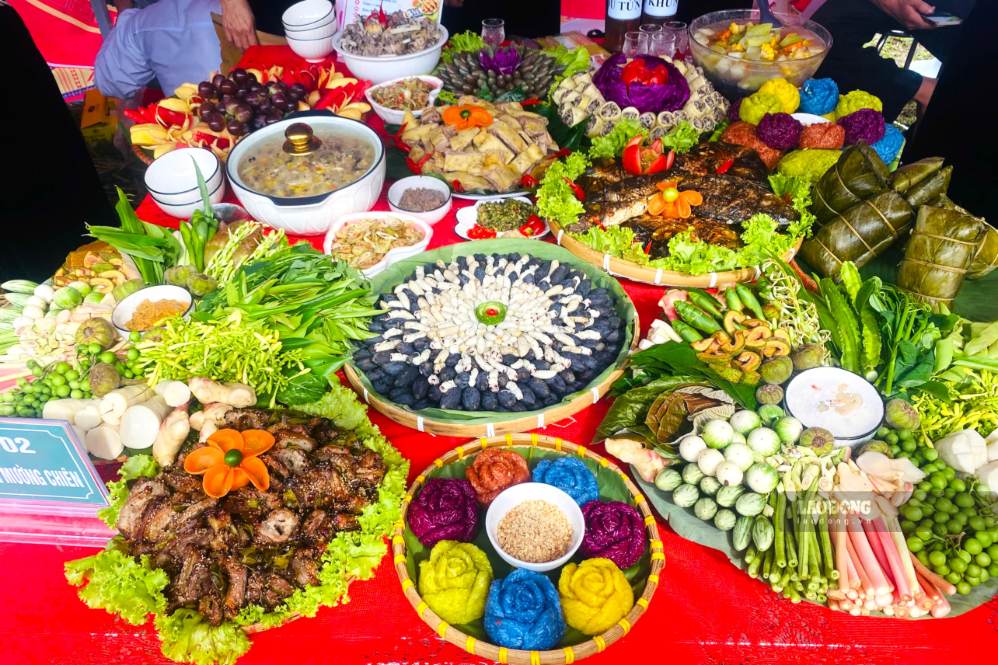 Hội thi ẩm thực “Hương Sắc Mường Chiên”. Ảnh: Trường Sơn