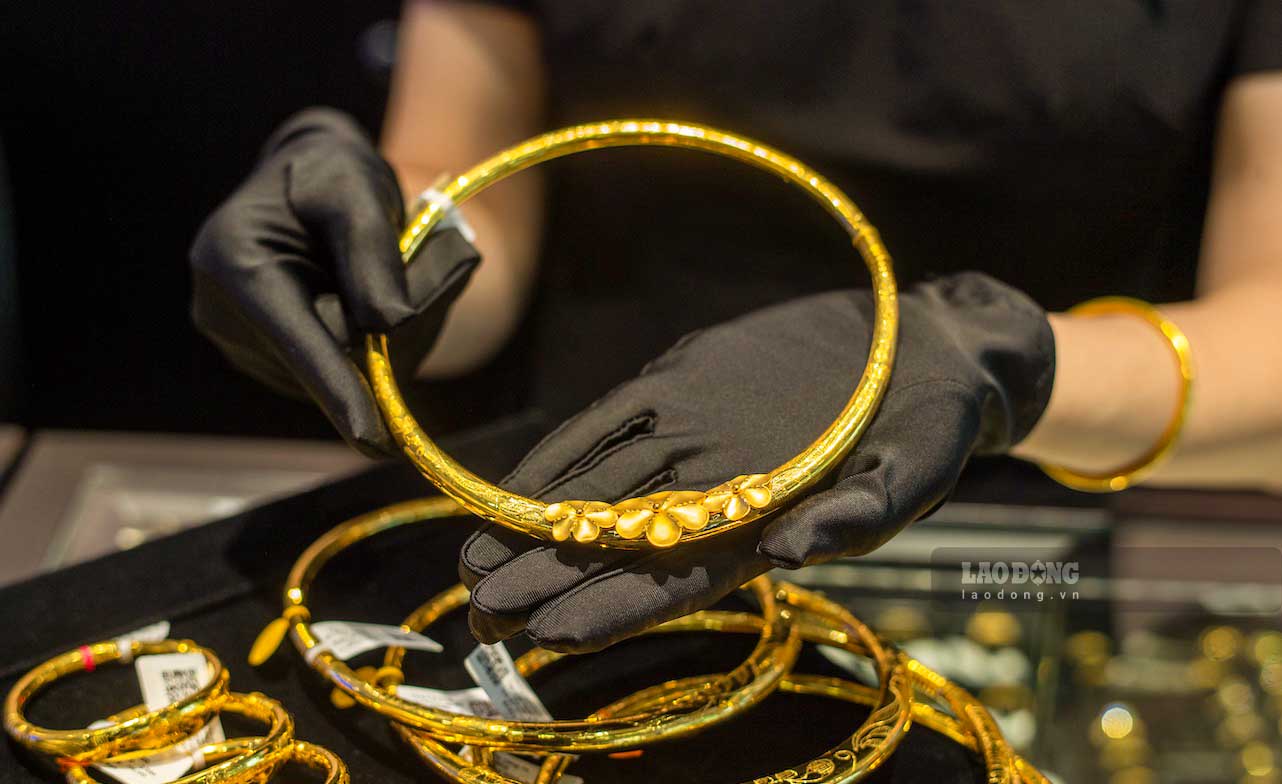 Gold prices next week receive positive forecasts from many Wall Street experts. Photo: Phan Anh