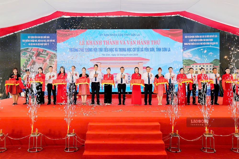 Các đại biểu cắt băng khánh thành Trường Phổ thông nội trú Tiểu học và THCS tại xã Yên Sơn. Ảnh: Phạm Hoài