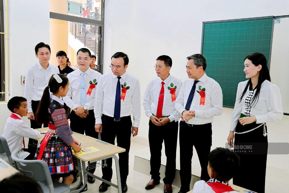 Các đại biểu tham quan lớp học tại Trường phổ thông nội trú Tiểu học và THCS xã Yên Sơn, tỉnh Sơn La. Ảnh: Phạm Hoài
