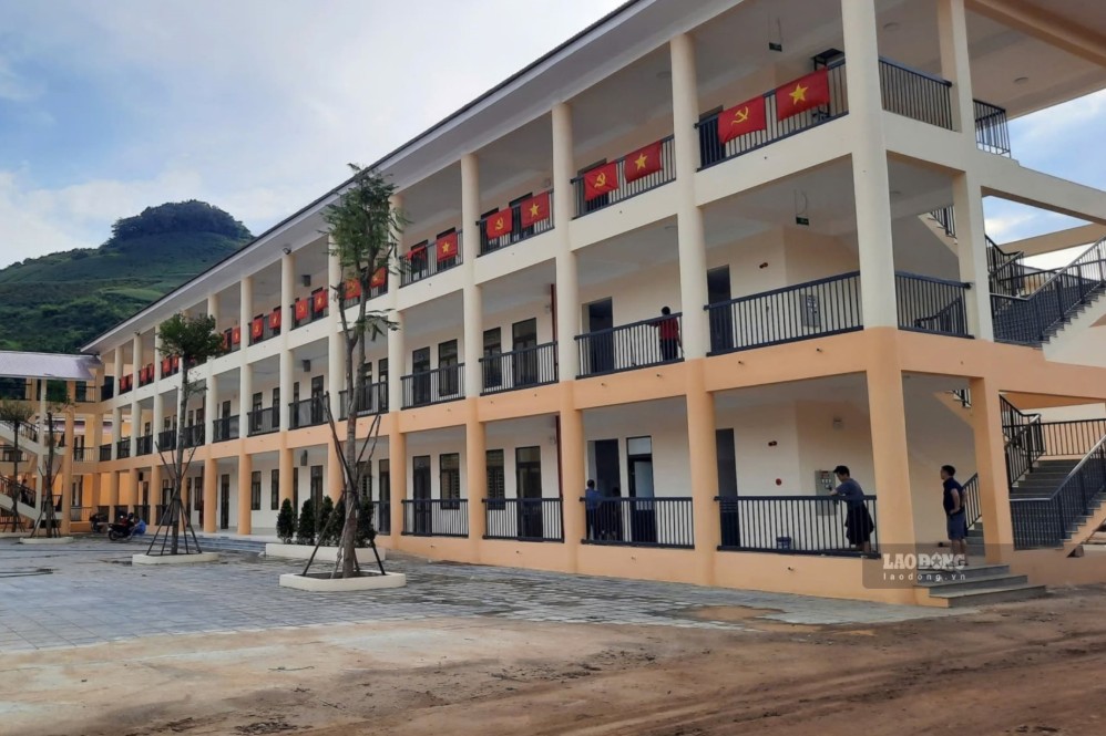 Trường Phổ thông nội trú Tiểu học và THCS Lóng Phiêng hiện đại, đáp ứng nhu cầu dạy và học. Ảnh: Phạm Hoài