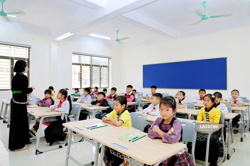 Lớp học tại Trường Phổ thông nội trú Tiểu học và THCS Yên Sơn được trang bị hiện đại. Ảnh: Phạm Hoài
