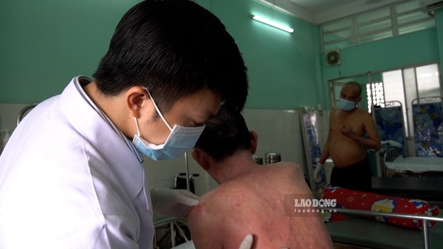 Patients with skin diseases arbitrarily apply medicine, leading to worsening skin condition. Photo: Nguyen Ly