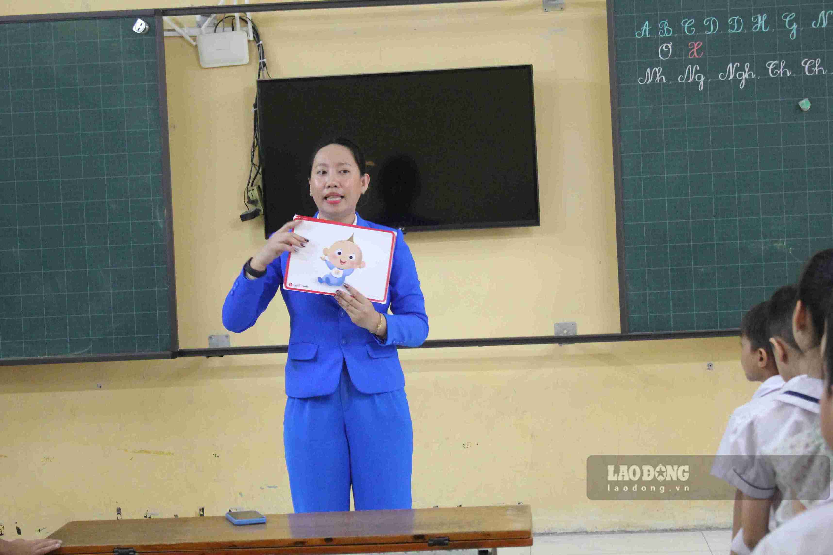 Giáo viên hướng dẫn các em thực hành tiếng Anh trong giờ học. Ảnh: Mai Hương