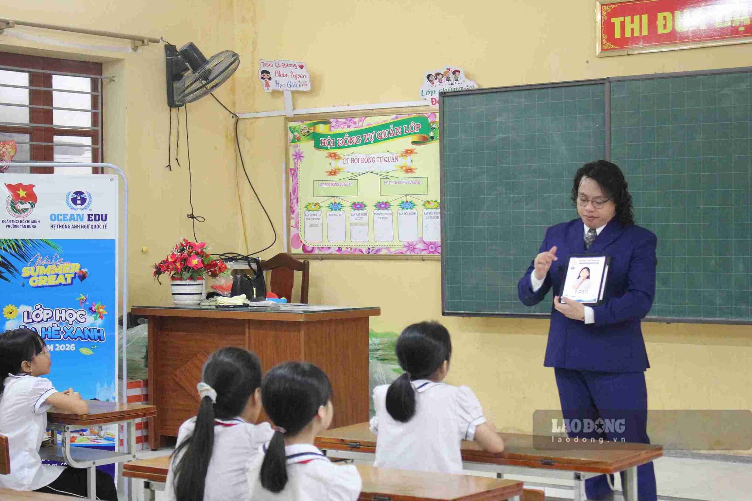 Free English class attracts 50 children in Tan Hung ward. Photo: Mai Huong