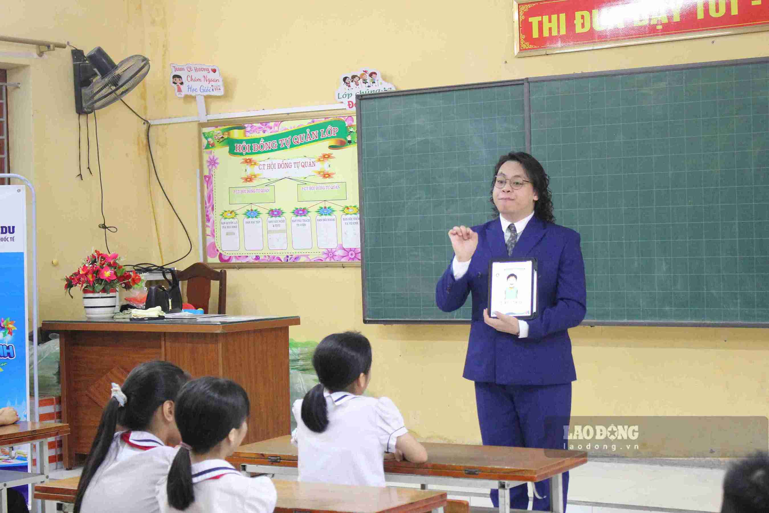 Thầy Paul Vincent Cabuguang Forton trực tiếp giảng dạy tại lớp tiếng Anh miễn phí dành cho thiếu nhi phường Tân Hưng. Ảnh: Mai Hương