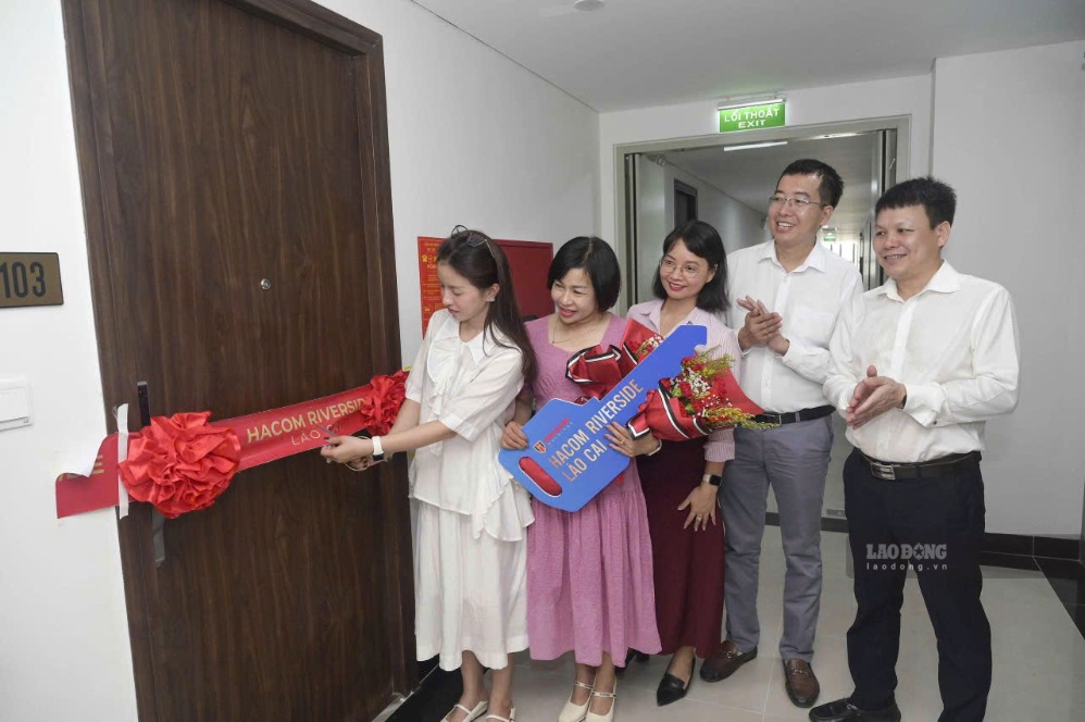 Chủ đầu tư bàn giao chìa khóa căn hộ cho cư dân .