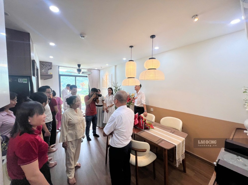La alegría de los primeros hogares en poseer viviendas sociales Hacom Riverside. Foto: An Vi