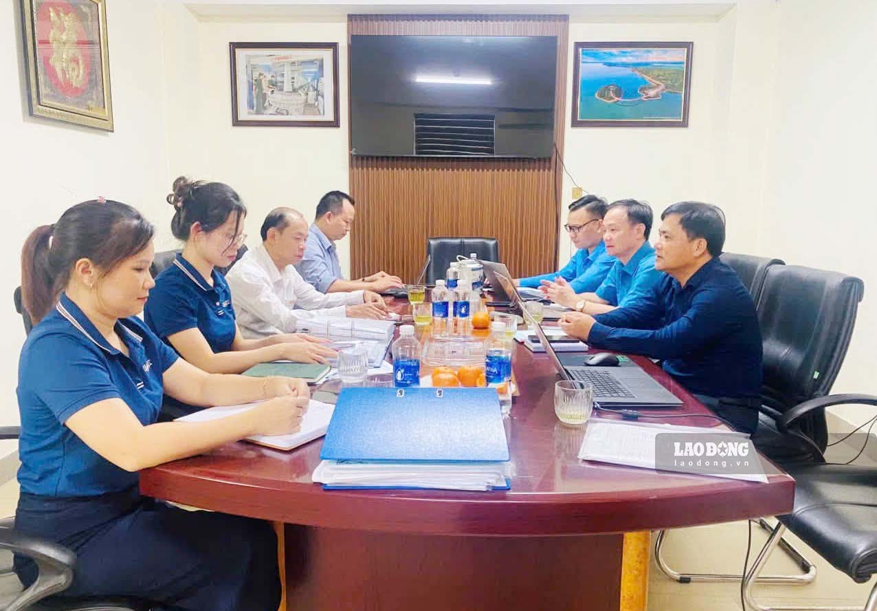 Ha Tinh Provincial Labor Federation presides over and supervises insurance policies at enterprises. Photo: Hoang Anh