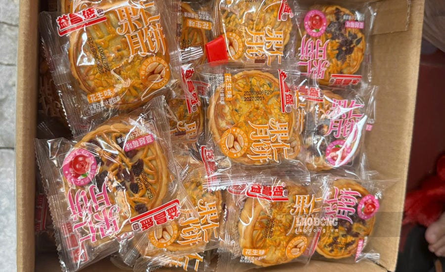 Cheap mooncakes attract attention but unclear information about invoices makes buyers hesitant. Photo: PV Group