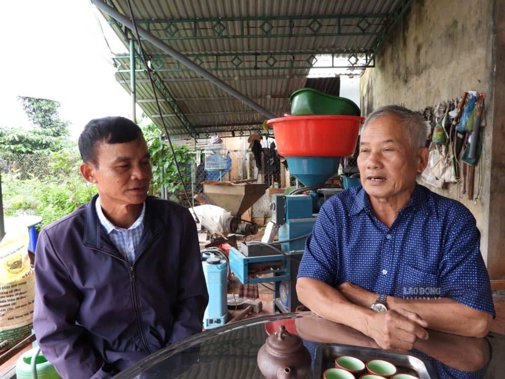 Ông Hà Thanh Quyết (phải) đã có nhiều năm là người uy tín tại địa bàn. Ảnh: Bảo Trung
