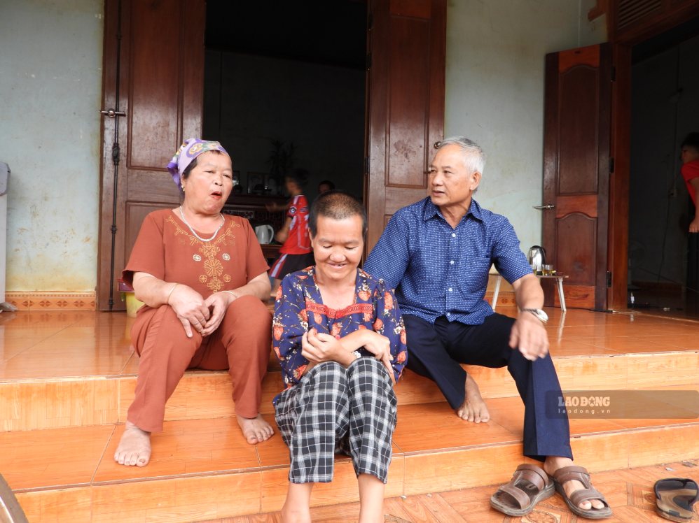 Được sự hỗ trợ của người uy tín, gia đình bà Kha Thị Li (trái) đã thoát nghèo bền vững. Ảnh: Lê Duyên