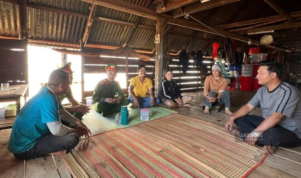 The authorities and police of Dlie Ya commune are always making efforts to sustainably reduce poverty for people in the area. Photo: Le Duyen