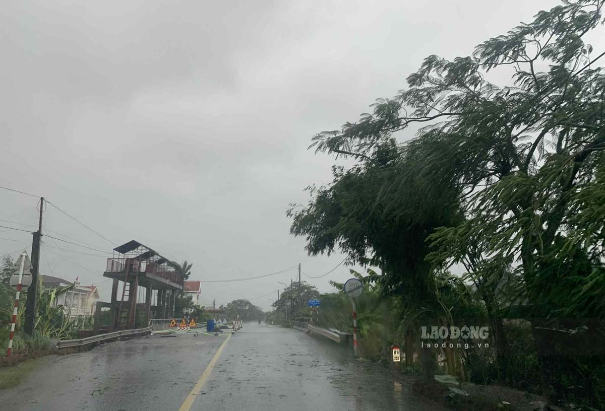 Ninh Binh Provincial Hydrometeorological Station announces emergency storm information (storm No. 4). Photo: Luong Ha