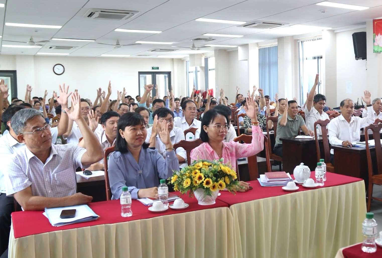 Các đại biểu biểu quyết thống nhất không sáp nhập xã Bà Điểm. Ảnh: UBND xã Bà Điểm