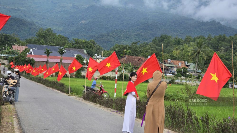Cánh đồng Mường Thanh đang trở thành điểm chụp ảnh ưa thích. Ảnh: Thành An