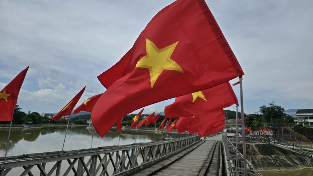 The red color of flags and flowers is creating a heroic atmosphere in Dien Bien land. Photo: Thanh An.