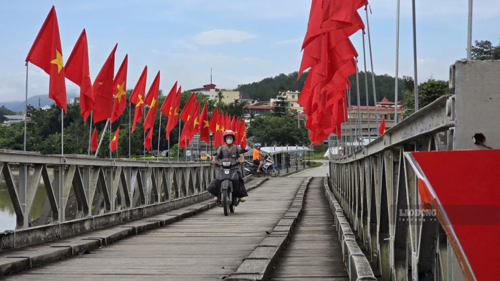 Cây cầu Mường Thanh và dòng sông Nậm Rốm trong những ngày tháng 8. Ảnh: Thành An.