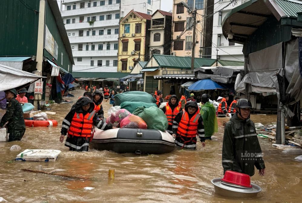 Hundreds of officers and soldiers are mobilized to support people in moving property and overcoming the consequences of floods. Photo: La Hong