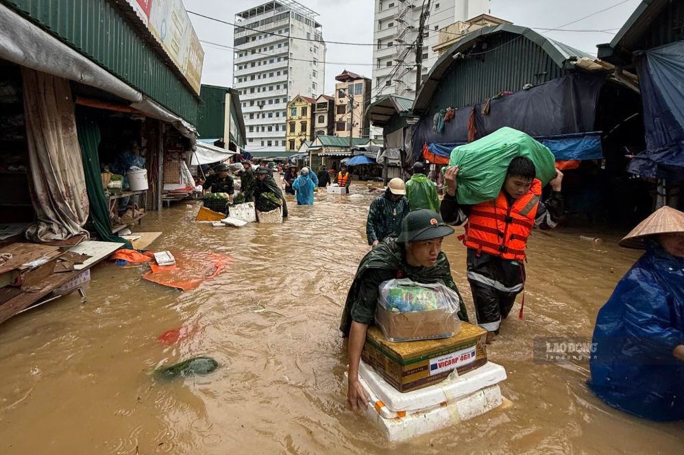 Toàn bộ chợ Giếng Vuông, phường Lương Văn Tri bị ngập sau mưa lớn kéo dài. Ảnh: Lã Hồng