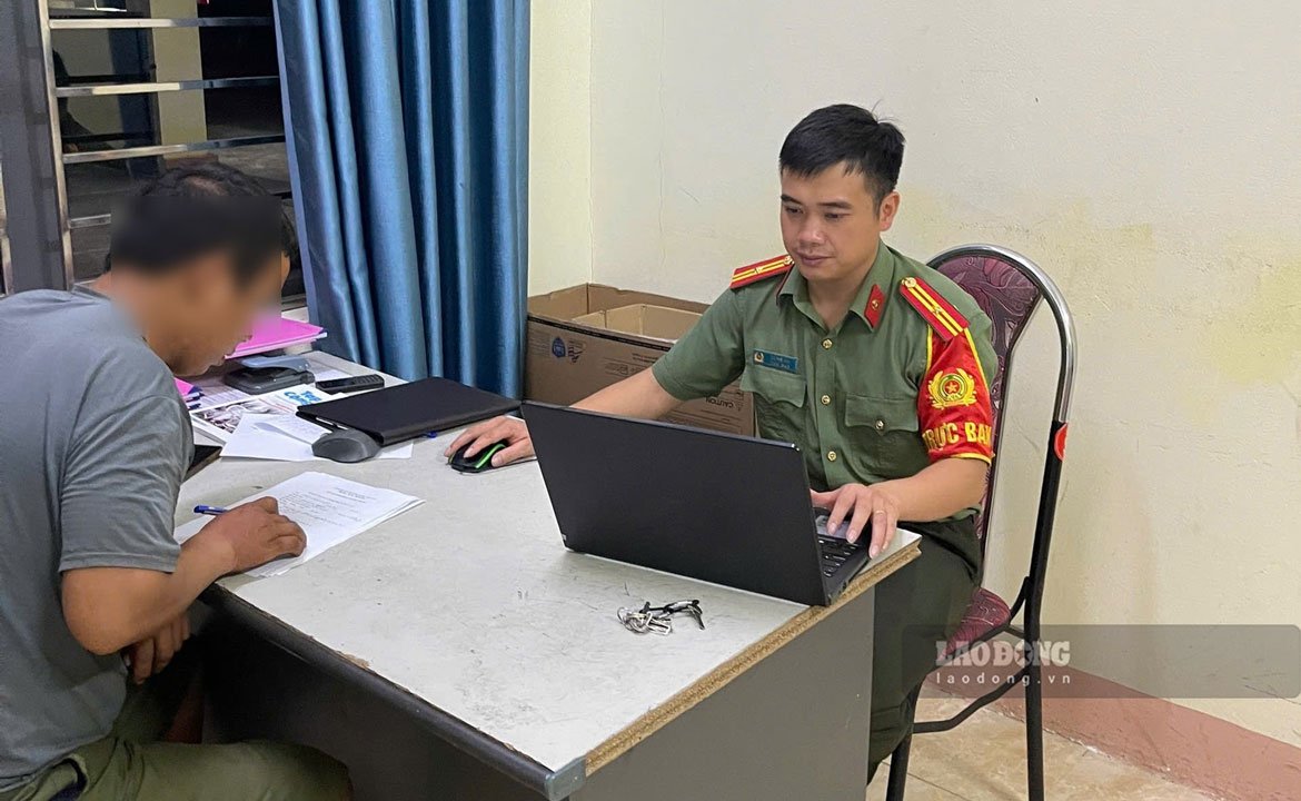 Thuong Bang La commune police, Lao Cai province working with violators. Photo: Quynh Trang