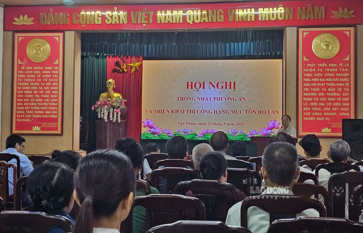 Hội nghị thống nhất phương án và triển khai thi công hạng mục tôn hộ lan qua khu vực xã Vạn Thắng. Ảnh: Lương Hà