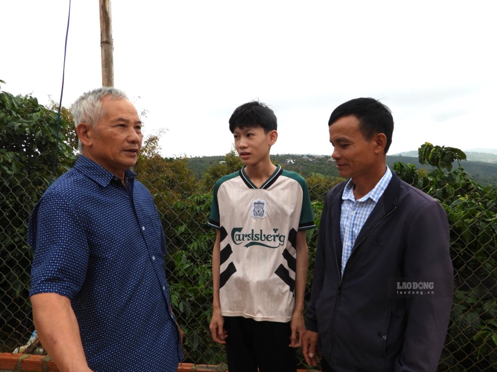 Em Hà Mạnh Lâm (giữa) được người uy tín và cán bộ cơ sở động viên cố gắng vươn lên trong học tập. Ảnh: Lê Duyên
