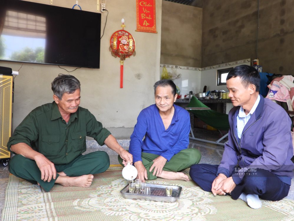 Mr. Luong Van Tach (far left) has been a reputable person in the area for many years. Photo: Le Duyen