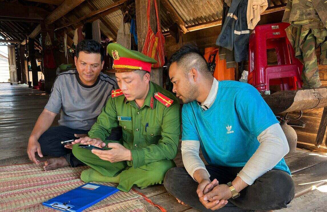 Bên cạnh đội ngũ người uy tín, lực lượng công an cơ sở vẫn đang đóng vai trò nòng cốt, giữ vững an ninh trên địa bàn. Ảnh: Lê Duyên