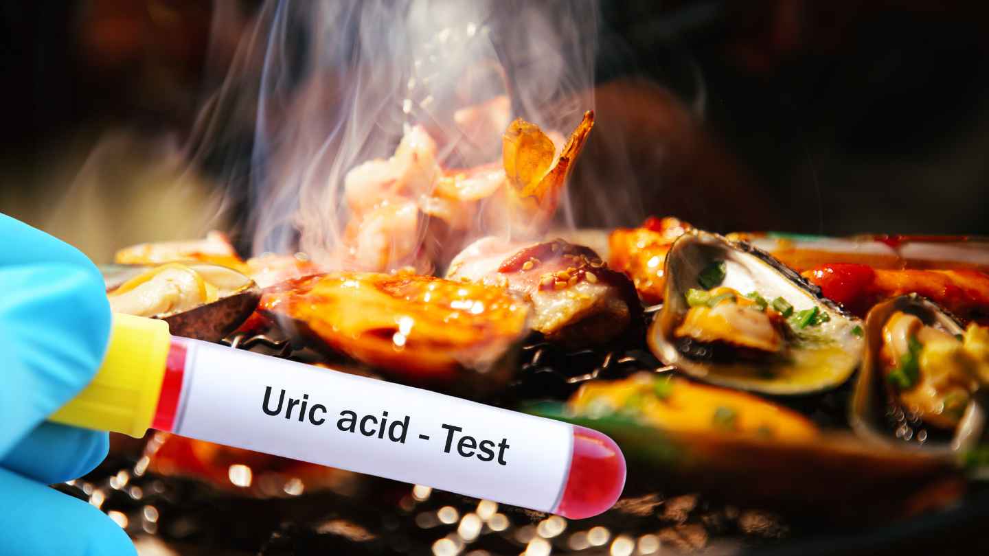 アルコールやビールを飲み、肉をたくさん食べる男性は尿酸に注意する必要があります。グラフィック:ハ・メイ/出典:Canva