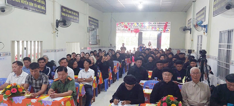 Trung tá Nguyễn Trường An - Đội trưởng Đội An ninh tôn giáo tỉnh An Giang phát biểu tuyên truyền pháp luật cho tín đồ Phật giáo Hòa Hảo ở Phú Quốc. Ảnh: Cổng TTĐT Công an tỉnh An Giang 